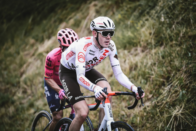 UAE Tour: Na Jebel Jais sa neskorým atakom presadil O'Connor, Vine sa obliekol do červeného dresu, Yates skončil