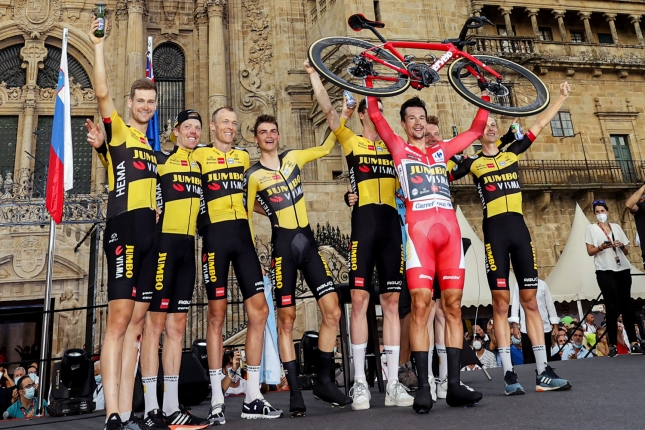 Vuelta skončila v Santiagu časovkárskym triumfom Rogliča pred Cortom, medzi najlepšími sa už nič nemenilo