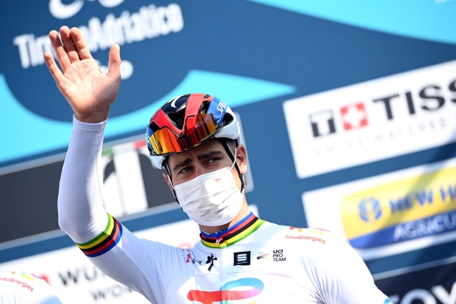 Peter Sagan opustil Tirreno-Adriatico a príprava na klasiky tak dostáva ďalší úder