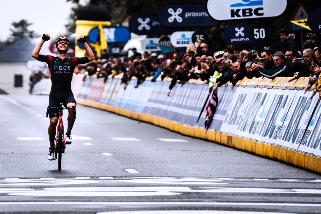 Brabant: 19-ročný Sheffield šokoval vedúcu skupinu, Evenepoela zavreli, Alaphilippe spadol po kolízii s vlastným autom