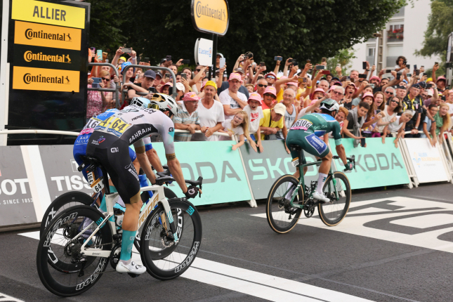 Reakcie po 11. etape Tour: Philipsen vie, že môže vyhrať aj bez van der Poela, Meeus trafil diváka