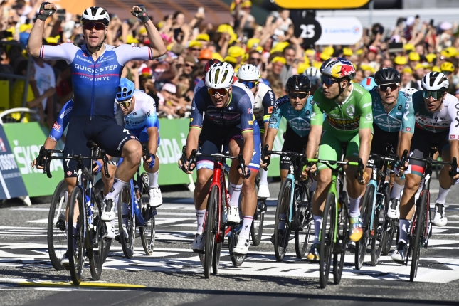 Tour de France: Druhú etapu poznačili tri pády, vyhral ju Fabio Jakobsen, Peter Sagan skončil šiesty, Van Aert je novým lídrom