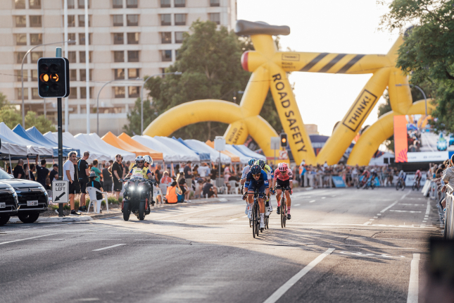 TDU: Na Willunga Hille triumf Onleyho, ktorý si podaril so S. Yatesom i Alaphilippom, novým lídrom Williams