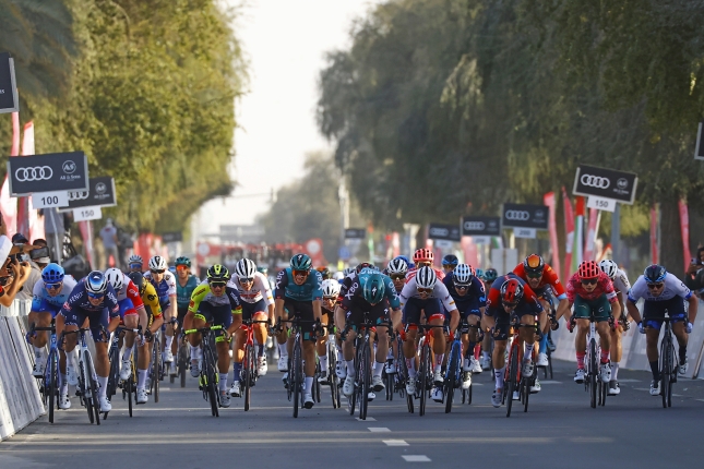 Prvý deň sa na UAE Tour špurtovalo, v obrovskej konkurencii triumf Philipsena pred Bennetom a Vivianim