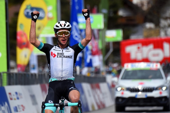 Alpy: V utorok si silný Simon Yates vybudoval veľký náskok na Sivakova